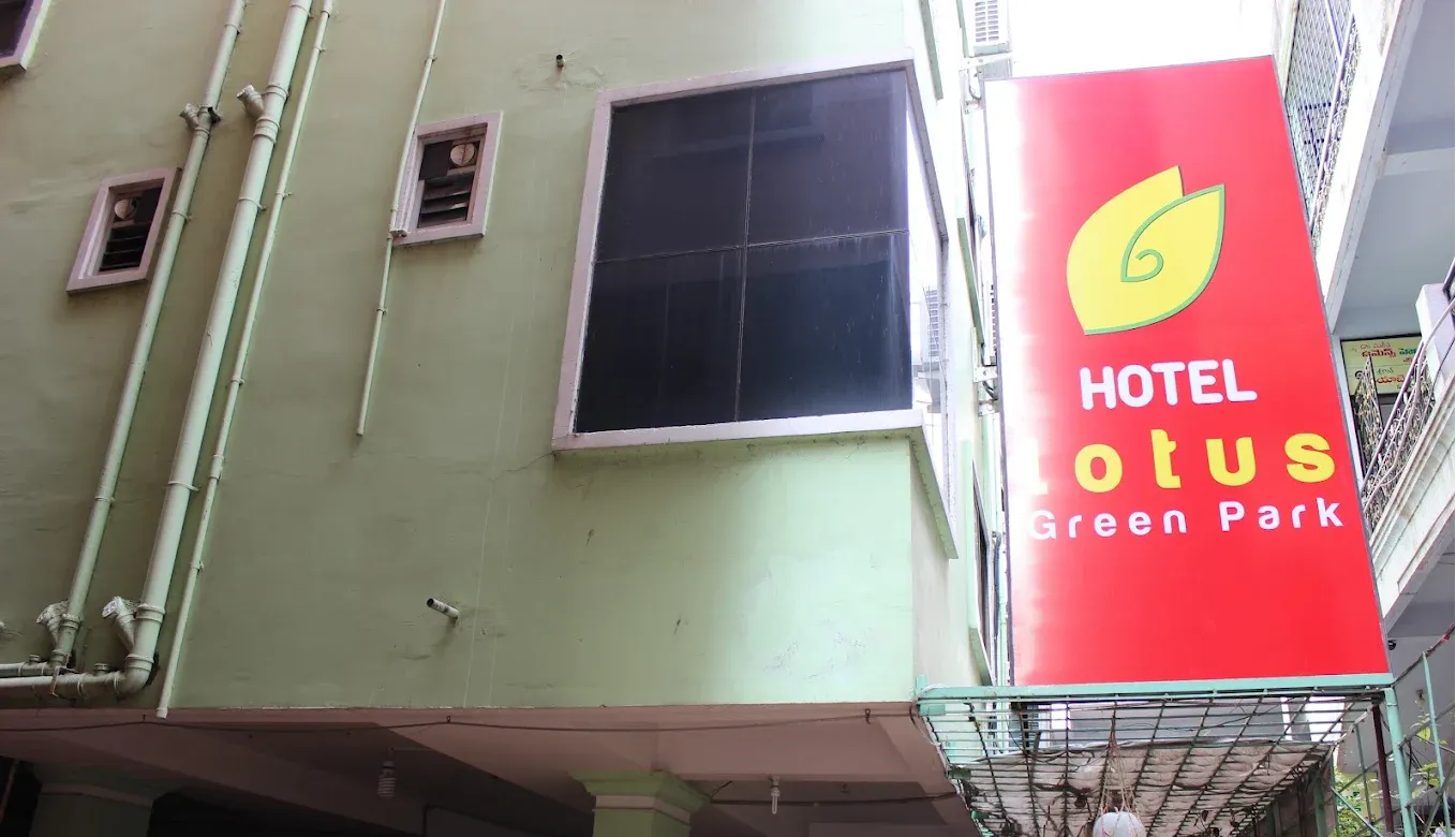 Hotel Lotus Green Park